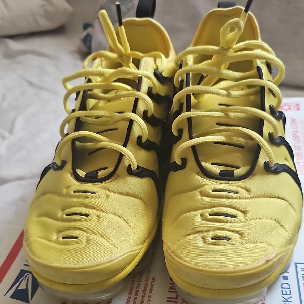 Nike Yellow and Black Sneakers with VaporMax Cushioning - Picture 3 of 6